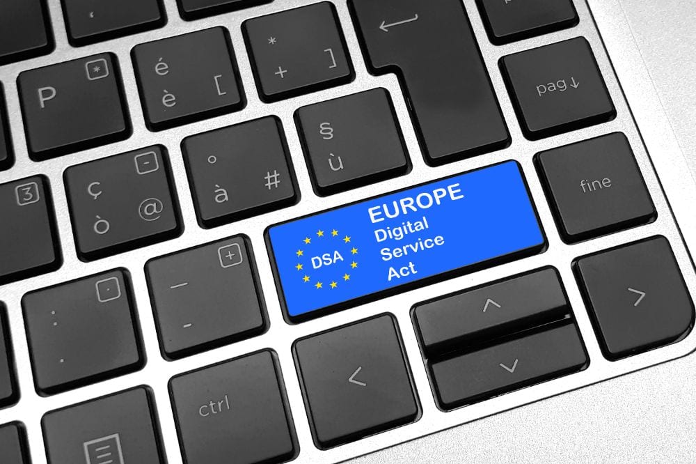 Tastatur mit einer blauen Taste, auf der das EU-Logo und die Aufschrift ‚Europe Digital Service Act (DSA)‘ zu sehen ist.