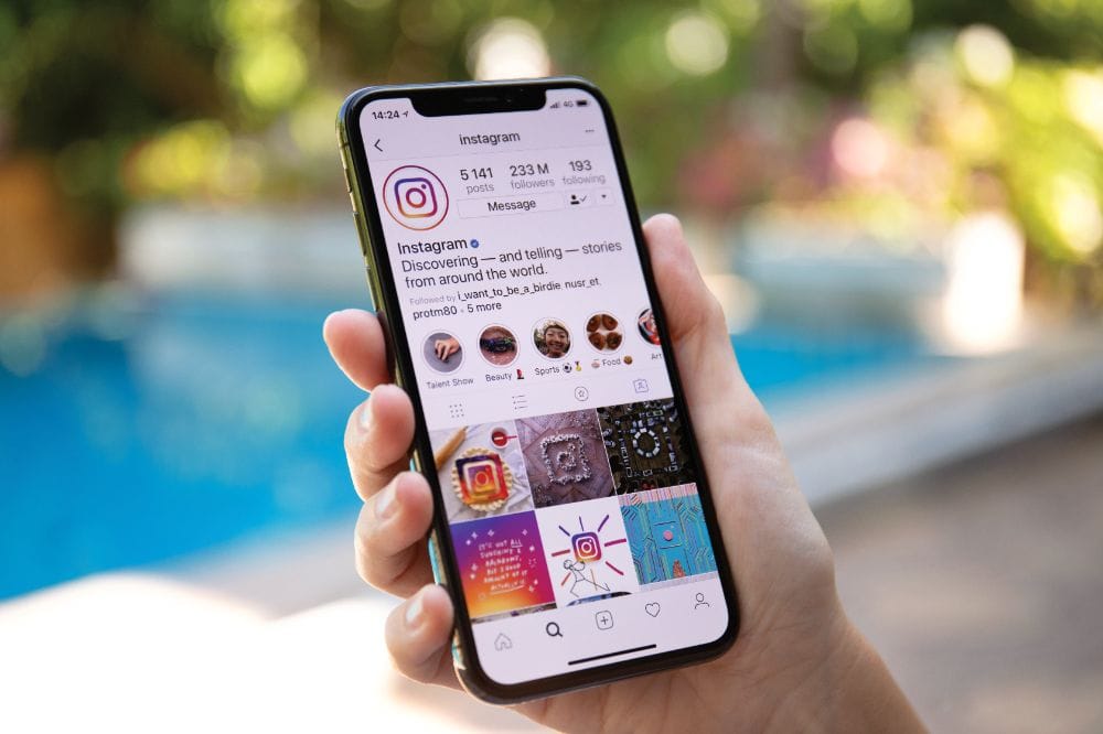 Hand hält Smartphone mit geöffneter Instagram-App und Profilansicht des offiziellen Instagram-Accounts.