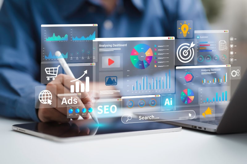 Person arbeitet mit digitalem Tablet, umgeben von virtuellen Datenvisualisierungen zu SEO, Ads.