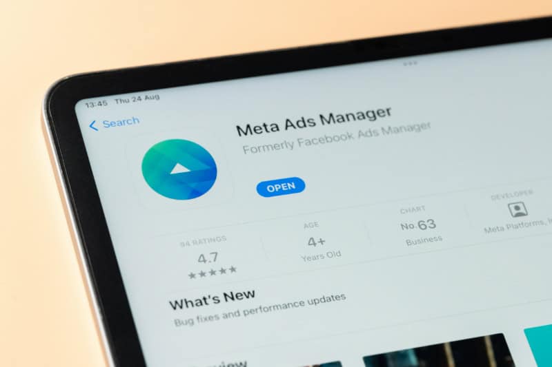 Tablet zeigt die App-Seite des Meta Ads Managers mit Informationen zur Bewertung und App-Version.