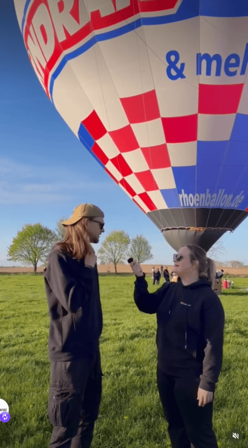Screenshot Instagram Post mit Interview vor einem Heißluftballon