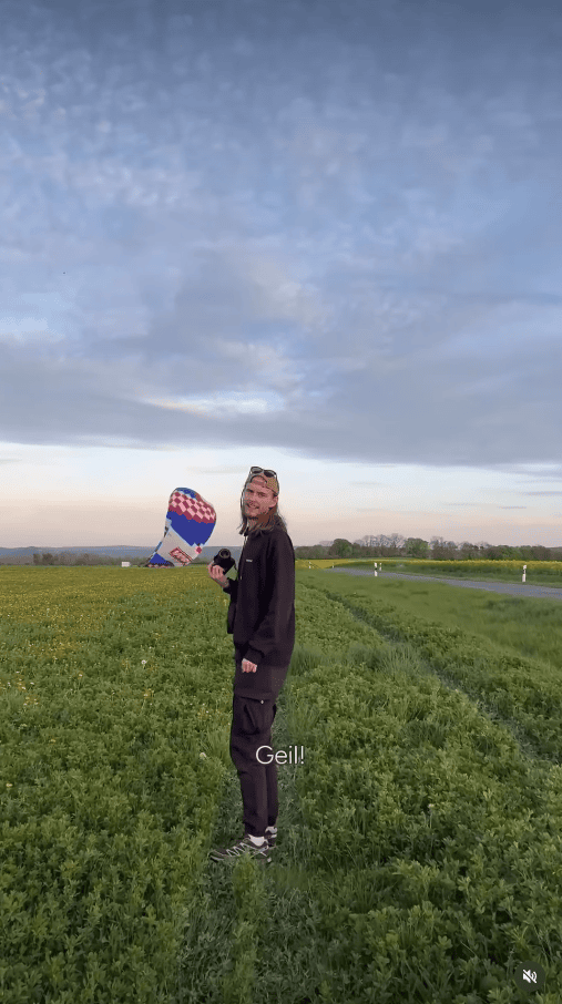Screenshot eines Instagramm Reels mit weitem Feld und Heißluftballon