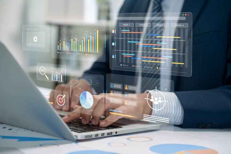 Ein Mann arbeitet an einem Laptop und analysiert verschiedene Daten zu seiner Social Media Strategie.